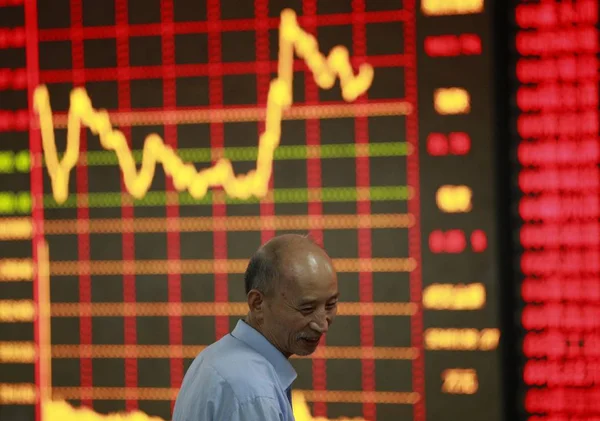 中国の投資家は Huaibei 東中国安徽州の株式仲買家で 株式インデックスと株式の価格を見て 価格上昇のための赤 価格下落のための緑 2013 月30日に微笑む — ストック写真