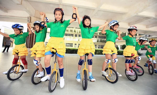 Jóvenes Estudiantes Una Escuela Primaria Presentan Mano Mano Monociclos Antes —  Fotos de Stock