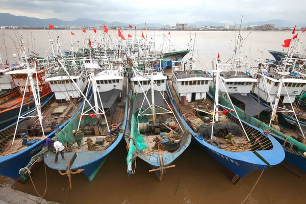 Рыболовные Суда Причаливают Гавани Связи Приближением Тайфуна Трамвай Городе Жуань — стоковое фото