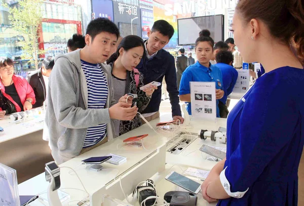 中国の顧客は 彼らが新しいサムスンギャラクシーノート3スマートフォンを試してみて 情報を尋ねる 中国北東部の遼寧省 2013年9月25日 — ストック写真