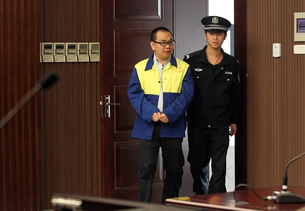 Empresario Chino Lin Chunping Izquierda Acusado Fraude Escoltado Por Oficial — Foto de Stock