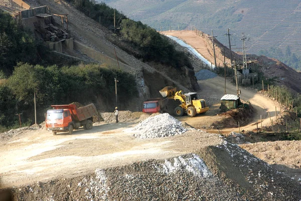 Bulldozer Charge Camion Avec Des Terres Rares Dans Une Mine — Photo