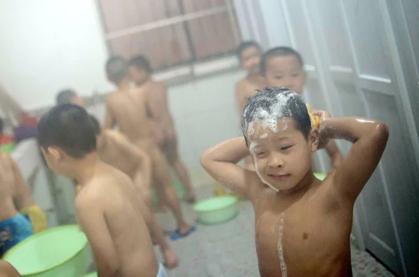 Los Niños Pequeños Duchan Baño Internado Taishan Provincia Central Chinas — Foto de Stock