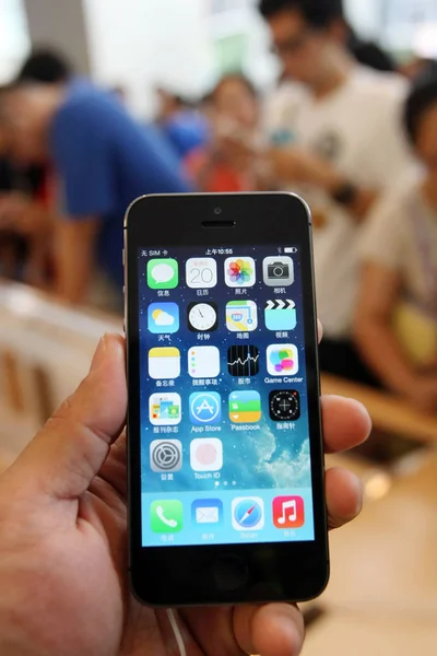 Chiński Klient Próbuje Się Nowy Smartphone Iphone Apple Sklepie Apple — Zdjęcie stockowe