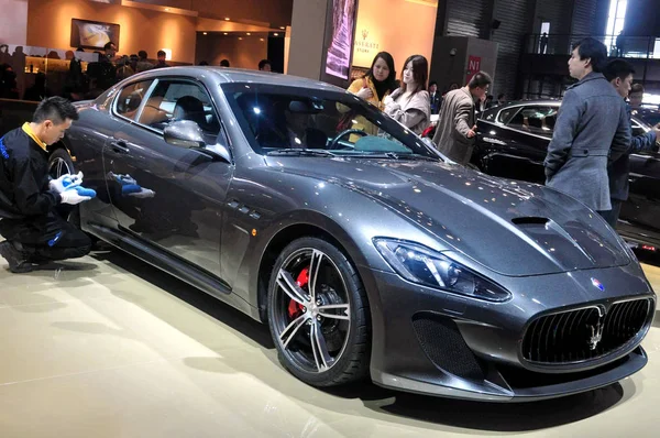 Les Visiteurs Regardent Une Voiture Maserati Lors 15E Salon International — Photo