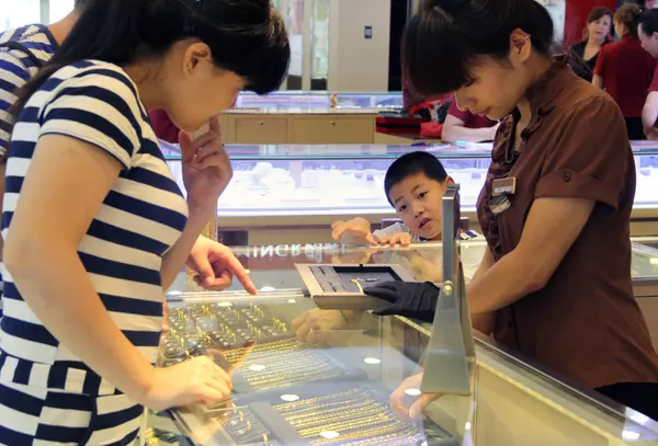 中国の顧客は中国湖北省中央 武漢市の宝石店で金の装飾品を購入し 月2013 — ストック写真