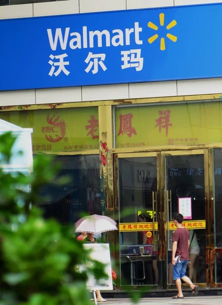 Pedestres Passam Por Supermercado Walmart Yichang Província Central Chinas Hubei — Fotografia de Stock