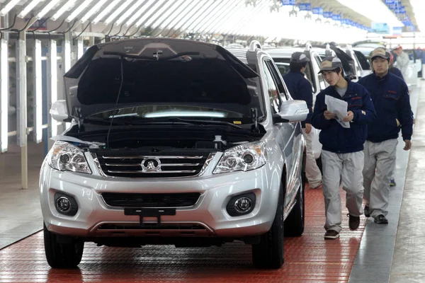 노동자 Suv가 톈진의 자동차 공장에서 라인을 2011 — 스톡 사진