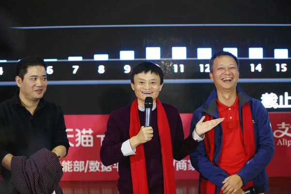 Председатель Alibaba Group Джек Центре Выступает Рядом Генеральным Директором Чжаоси — стоковое фото