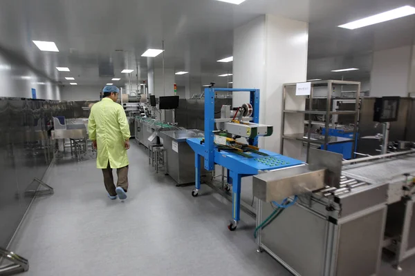 中国の研究者は 2013年10月10日 中国南西部四川省成都の成都生物製品研究所で 中国自家製ワクチンのワークショップで機械を調整する — ストック写真