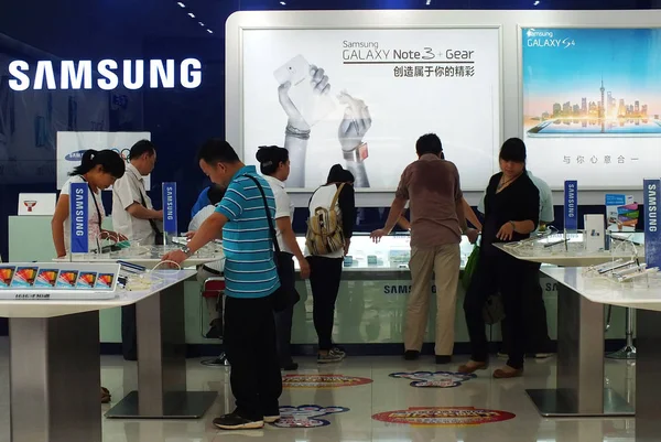 Clientes Comprar Smartphones Uma Loja Samsung Yichang Província Chinas Hubei — Fotografia de Stock