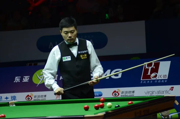 Jogador Chinês Snooker Ding Junhui Considera Tiro Contra Jogador Chinês — Fotografia de Stock