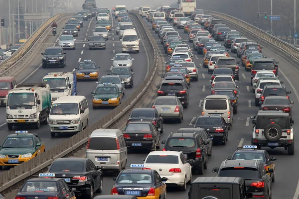 Massas Veículos Movem Lentamente Engarrafamento Uma Estrada Pequim China Março — Fotografia de Stock