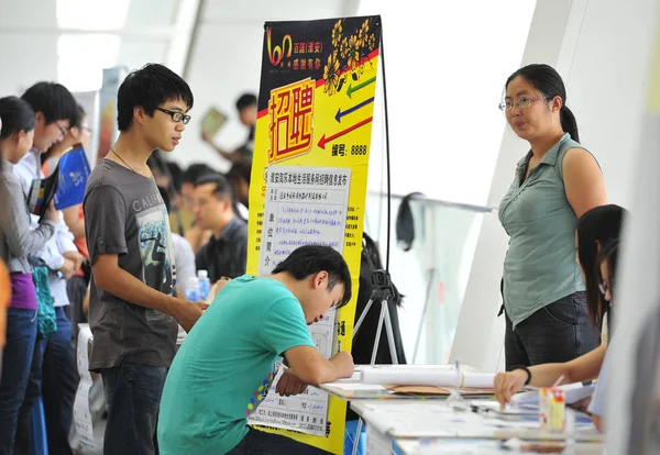 Buscadores Empleo Graduados Chinos Rellenan Formularios Durante Una Feria Empleo — Foto de Stock