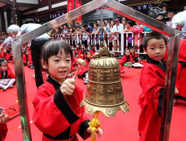 Chinese Pupils Take Part Memorial Ceremony Mark 564Th Birthday Anniversary — ストック写真