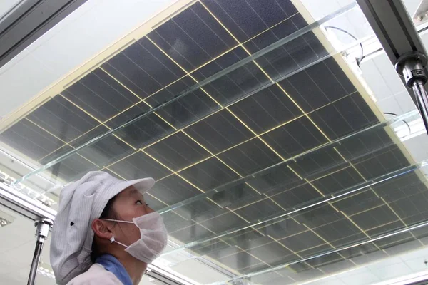 Trabajador Chino Examina Células Fotovoltaicas Planta Shanghai Shenzhou New Energy — Foto de Stock