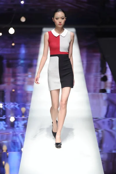 モデルは 2013 中国の北京で中国ロンドンファッションウィークの春 2014 年中にウサギ暖かいファッションショーで庄 Ganran デザイナーによる新しい創造が表示されます — ストック写真