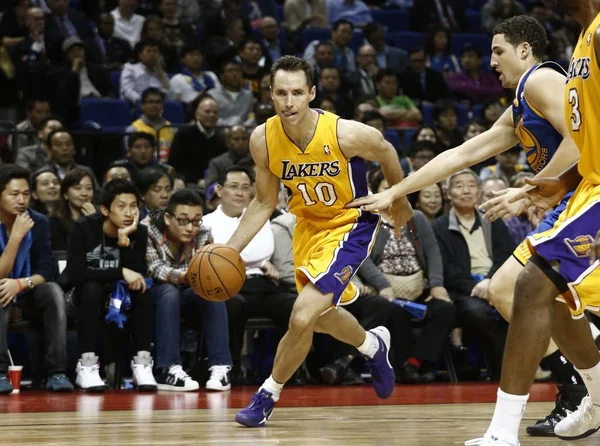 Steve Nash Los Angeles Lakers Links Dribbelt Während Eines Nba — Stockfoto