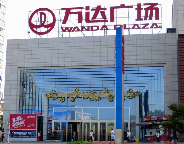 File Pedestrians Walk Wanda Plaza Yichang Central Chinas Hubei Province — Stock Photo, Image