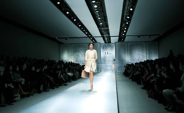 Modell Felvonulások Megmutatni Gyűjtemény Dior 2012 Tavaszi Nyári Divat Show — Stock Fotó