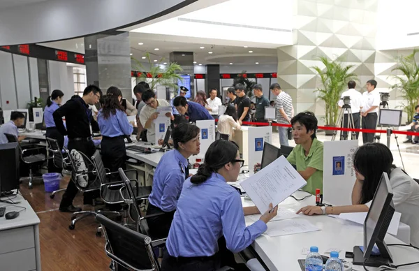 Lidé Čekají Registraci Obchodních Licencí Vestibulu Shanghais Nové Zóny Volného — Stock fotografie