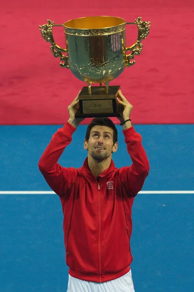 Novak Djokovic Serbia Celebra Trofeo Después Final Del Torneo Tenis —  Fotos de Stock