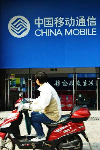 Datei Ein Radfahrer Fährt Einem Zweig Von China Mobile Hangzhou — Stockfoto