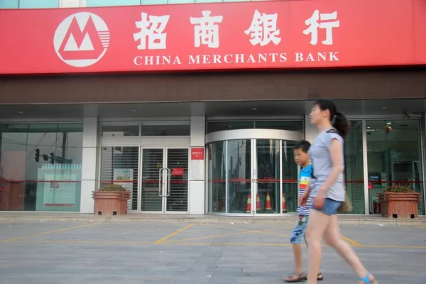 Fájl Gyalogosok Elsétálnak Fióktelep Kínai Kereskedelmi Bank Cmb Qingdao Keleti — Stock Fotó