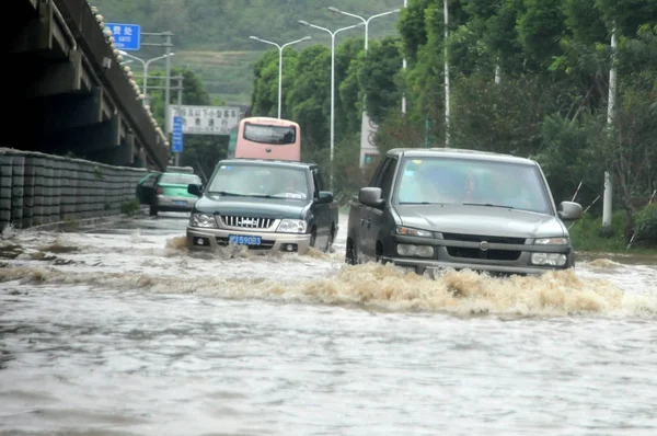 Cars Travel Flooded Street Typhoon Fitow Attacking City Wenling East — Stock Photo, Image