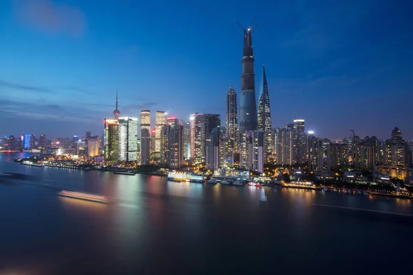 Nightview Huangpu River Finanční Čtvrti Lujiazui Oriental Pearl Tower Vlevo — Stock fotografie