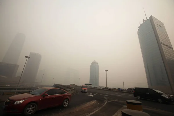 File Cars Viaggia Autostrada Sopraelevata Nello Smog Pesante Pechino Cina — Foto Stock