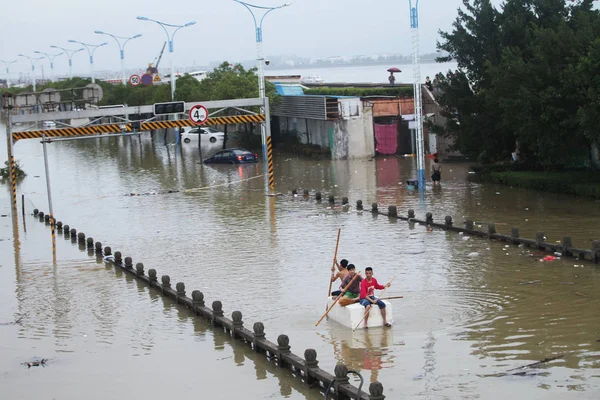 Young Chinese Men Row Raft Flooded Street Heavy Rains Caused — Stock Photo, Image