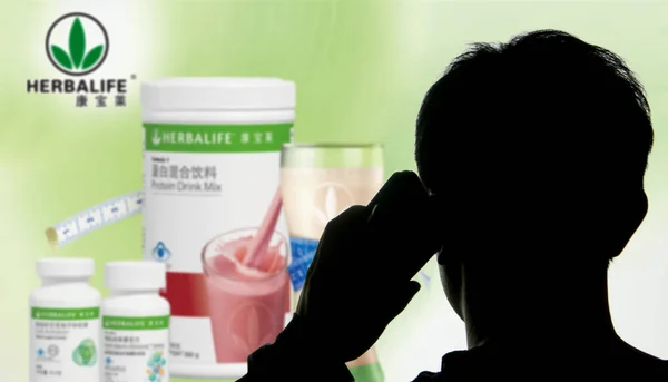 Homem Chinês Usa Seu Telefone Celular Frente Anúncio Produtos Herbalife — Fotografia de Stock