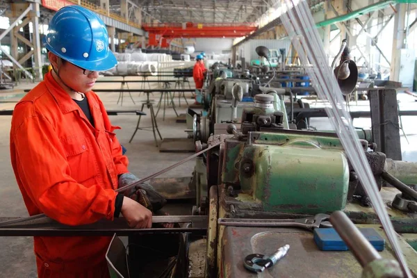2013년 10월 24일 랴오닝성 다롄의 공장에서 노동자가 철선을 처리하고 — 스톡 사진
