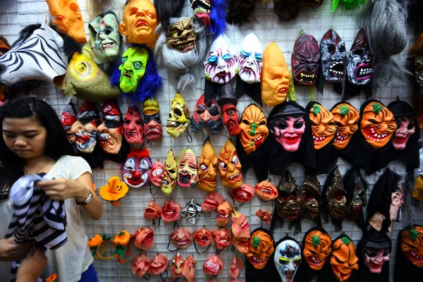 顧客は広州市 中国南部広東省の店でハロウィーンのマスクを購入します 2013年10月29日 — ストック写真