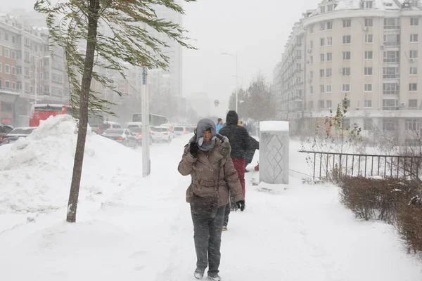 Une Femme Couvre Tête Avec Foulard Alors Elle Marche Sur — Photo