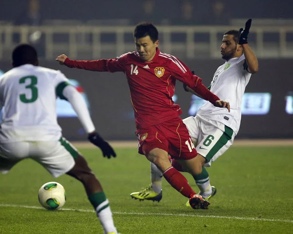 センター ムスタファ バサスの課題サウジアラビアのグループ の試合中に Afc アジアカップ 2015年の西安市の北西部の中国陝西省 2013 日の太陽 — ストック写真