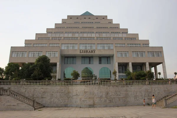 Budynku Przypominającym Piramidy Jest Zdjęciu Kampusie Uniwersytetu Handlu Międzynarodowego Wuhan — Zdjęcie stockowe