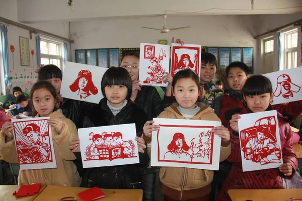 Öğrenciler Guangping Ilçesinde Lei Feng Tarafından Temalı Kağıt Kesim Göstermek — Stok fotoğraf