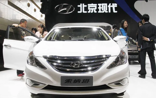 Відвідувачі Дивляться Автомобіль Hyundai Соната Під Час Автомобільної Виставці Чженчжоу — стокове фото