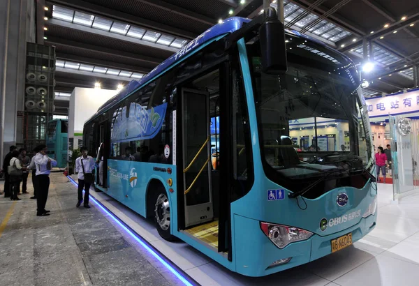 Visitantes Olham Para Ônibus Elétrico Byd Durante China Shenzhen Feira — Fotografia de Stock