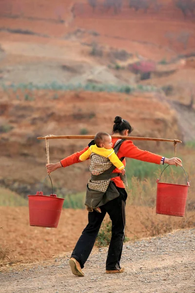 Eine Chinesische Frau Trägt Ihr Kind Auf Dem Rückweg Von — Stockfoto
