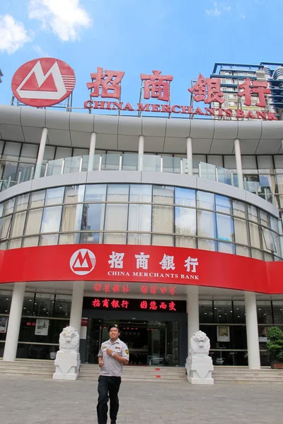 Guardia Seguridad Sale Corriendo Una Sucursal Del Banco Comerciantes China — Foto de Stock