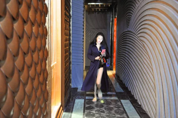 Das Chinesische Model Chen Zijia Benutzt Ihr Smartphone Beim Verlassen — Stockfoto