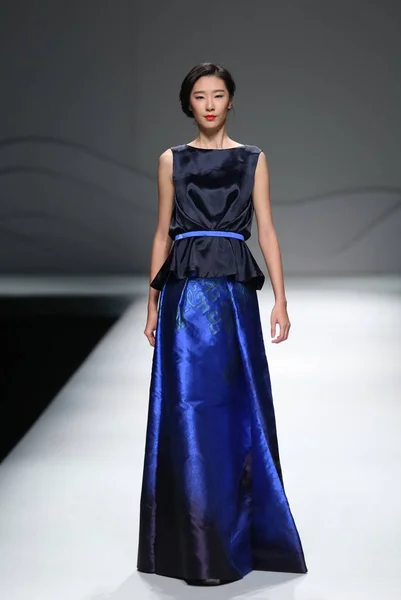 モデルは 2013 北京で中国ロンドンファッションウィークの春 2014年中朱燕ファッションショーで新しい創造を表示します — ストック写真