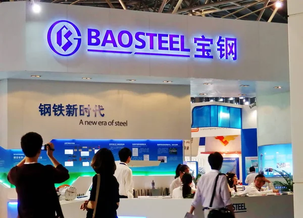 File Visitantes São Vistos Estande Baosteel Durante Uma Feira Xangai — Fotografia de Stock