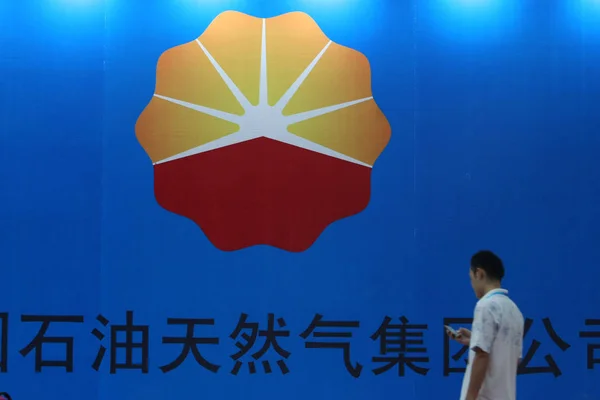 Látogató Nézi Mobiltelefonján Előtt Egy Logót Kínai National Petroleum Corporation — Stock Fotó