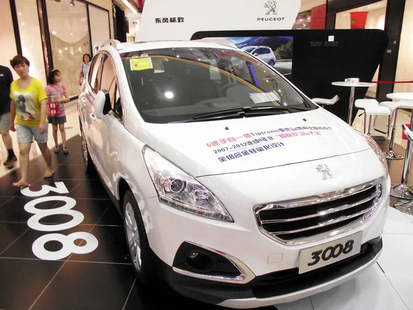 Návštěvníci Projdete Kolem Dongfeng Peugeot 3008 Během Automobilové Výstavy Changzhou — Stock fotografie