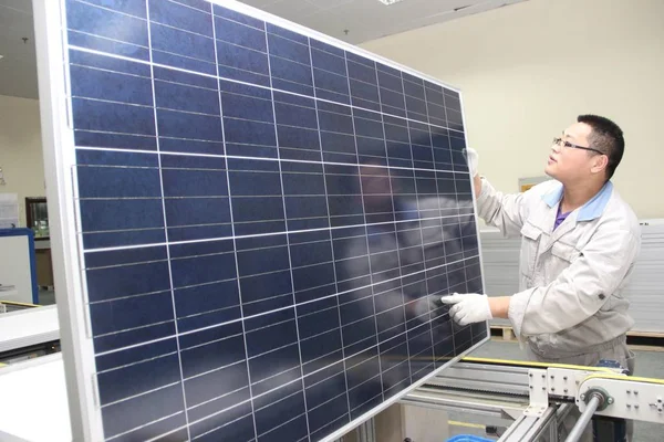 Trabajador Chino Examina Panel Solar Que Exportará Europa Planta Shanghai — Foto de Stock