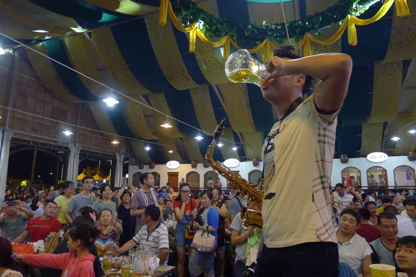 Mensen Genieten Van Bier Tijdens 23E Qingdao International Beer Festival — Stockfoto